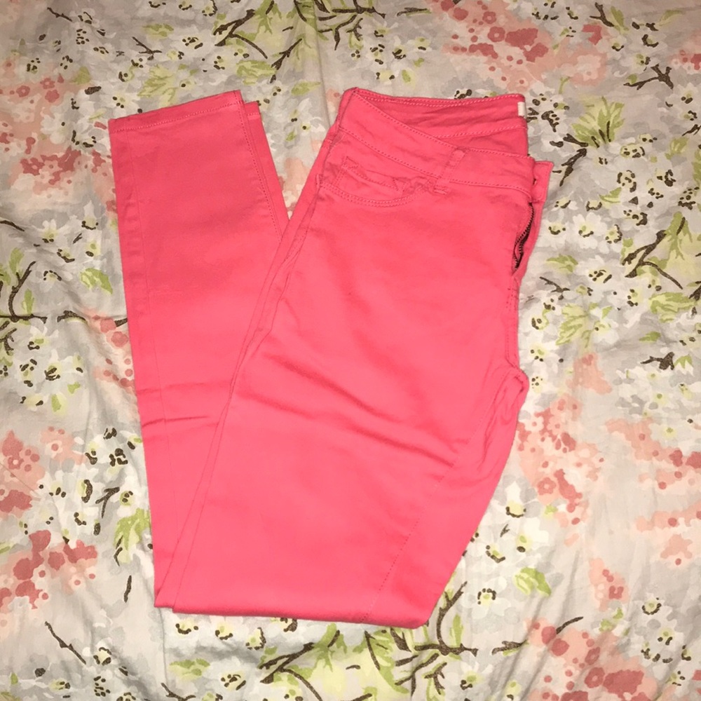 Low-rise pink skinny pants